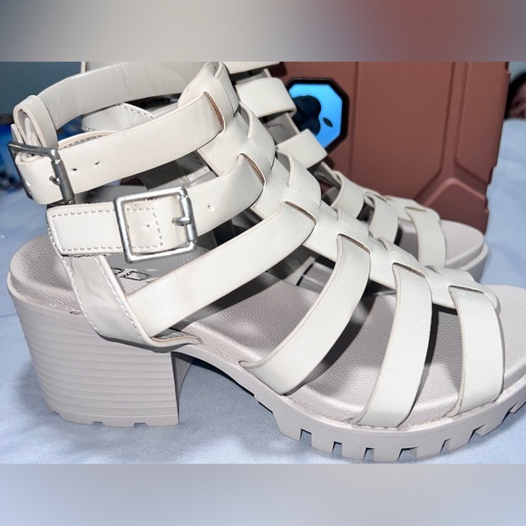 NWOT Cream Strappy Sandals - Picture 3 of 5